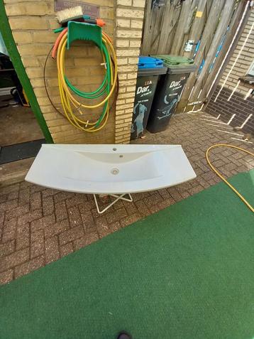 Sprankelende wastafel met lichte schade  beschikbaar voor biedingen