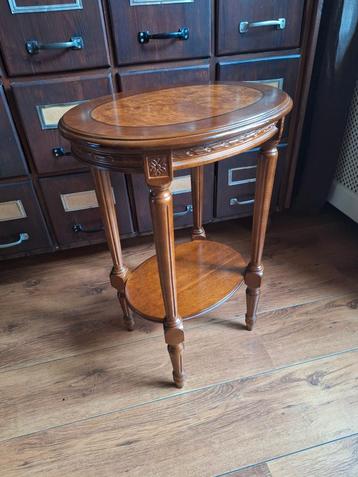 Klassiek Wortelnoot Houten Ovaal Tafeltje/Bijzettafel/Tafel beschikbaar voor biedingen
