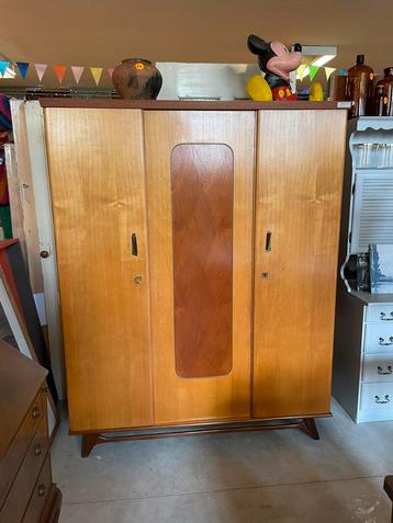 Vintage jaren 60 kledingkast beschikbaar voor biedingen