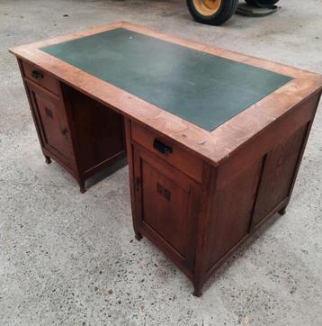Antiek bureau, lederen blad beschikbaar voor biedingen
