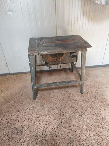 Oude zaagtafel, beschikbaar voor biedingen