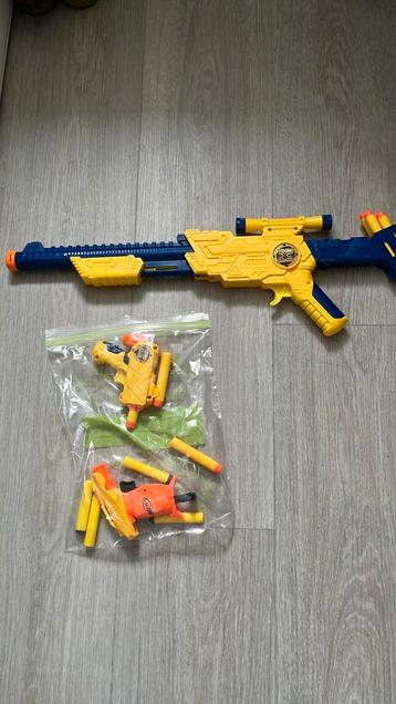 1 klein nerf pistool en 1 klein en 1 groot  schiet pistool beschikbaar voor biedingen