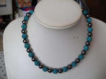 Een mooie Hematiet met Turquoise Strass Bollen ketting beschikbaar voor biedingen