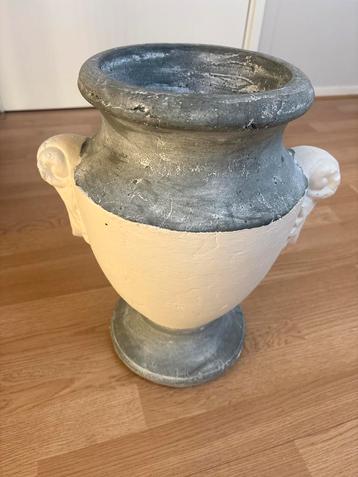 Decoratieve vaas beschikbaar voor biedingen