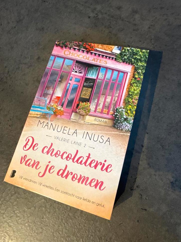 De chocolaterie van je dromen - Manuela Inusa, Boeken, Romans, Zo goed als nieuw, Nederland, Ophalen of Verzenden