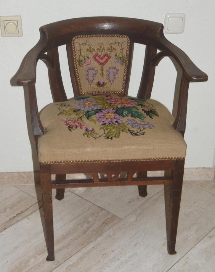 Antieke stoel met geborduurde bloemen borduurwerk, Antiek en Kunst, Antiek | Meubels | Stoelen en Banken, Ophalen of Verzenden