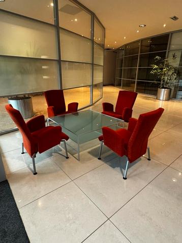 Retro set met 4 stoelen en glazen tafel beschikbaar voor biedingen