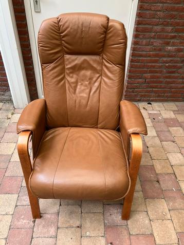Verstelbare leren fauteuil met houten frame beschikbaar voor biedingen