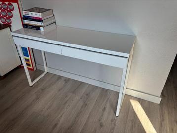Handig wit bureau z.g.a.n. beschikbaar voor biedingen