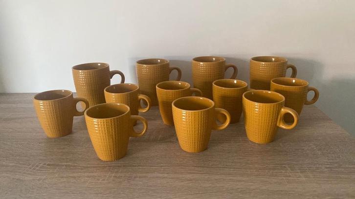 Collectie Mosterdgele Bekers/Mokken 11st Wafelstructuur!, Huis en Inrichting, Keuken | Servies, Zo goed als nieuw, Kop(pen) en/of Schotel(s)
