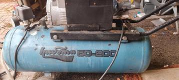 Compressor tekoop met slangen en verschillende opzet stukken beschikbaar voor biedingen