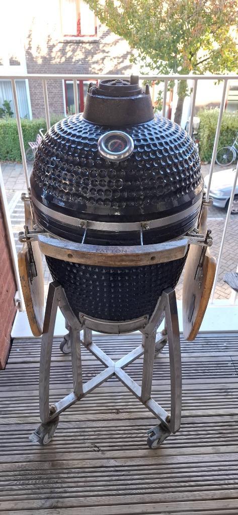 Kamado bbq Patton met onderstel en tafeltjes, Tuin en Terras, Houtskoolbarbecues, Gebruikt, Met accessoires, Ophalen