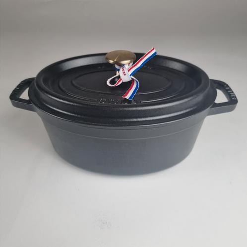 Staub ovale braadpan gietijzer 2,35L/23cm-NIEUW in doos!, Huis en Inrichting, Keuken | Potten en Pannen, Nieuw, Koekenpan of Braadpan