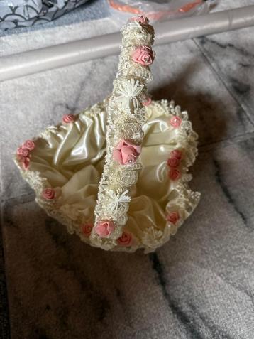 Bloemenmandje met Roosjes en Kant beschikbaar voor biedingen