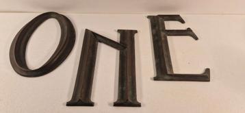 Bronzen letters O N E beschikbaar voor biedingen