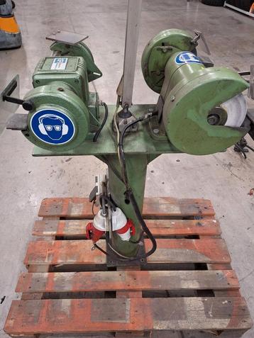 Industriele dobbelsteen slijpmachine.  beschikbaar voor biedingen