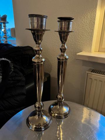 2 Metalen Kandelaars. beschikbaar voor biedingen