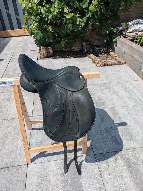 Wintec Lite D’Lux Wide Hart 16,5 inch veelzijdigheidszadel, Dieren en Toebehoren, Paarden en Pony's | Zadels, Zo goed als nieuw