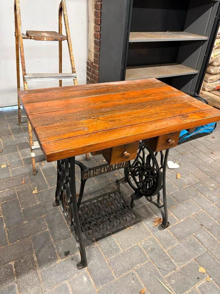 2x Oude naaimachine, Antiek en Kunst, Antiek | Meubels | Tafels, Ophalen