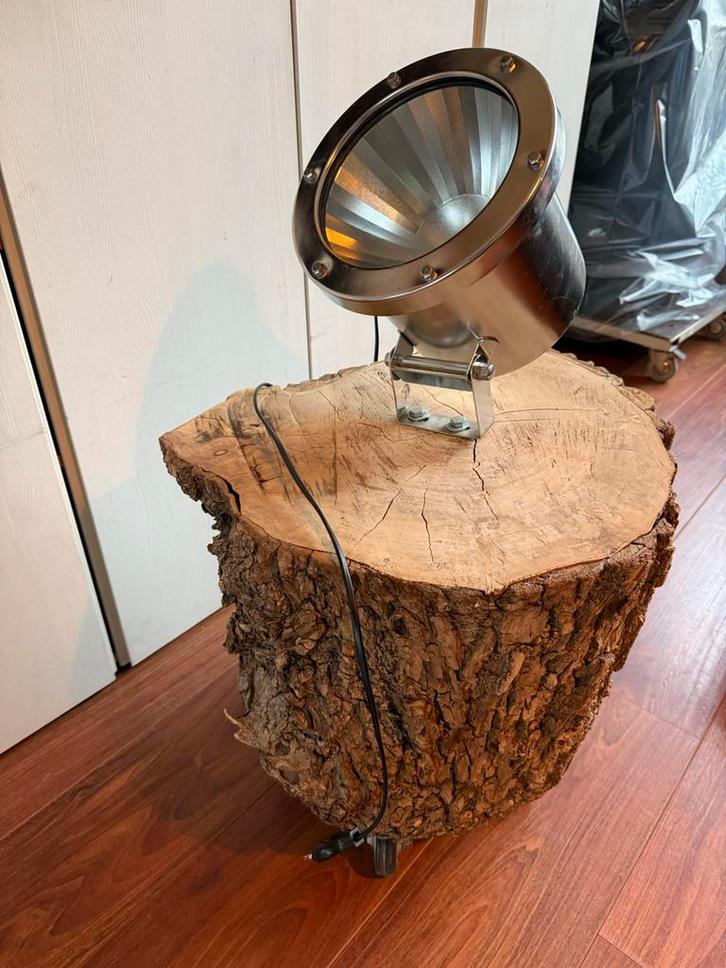 Unieke Bega Spot op Boomstam met Wieltjes, Huis en Inrichting, Lampen | Vloerlampen, Gebruikt, Minder dan 100 cm, Hout, Metaal