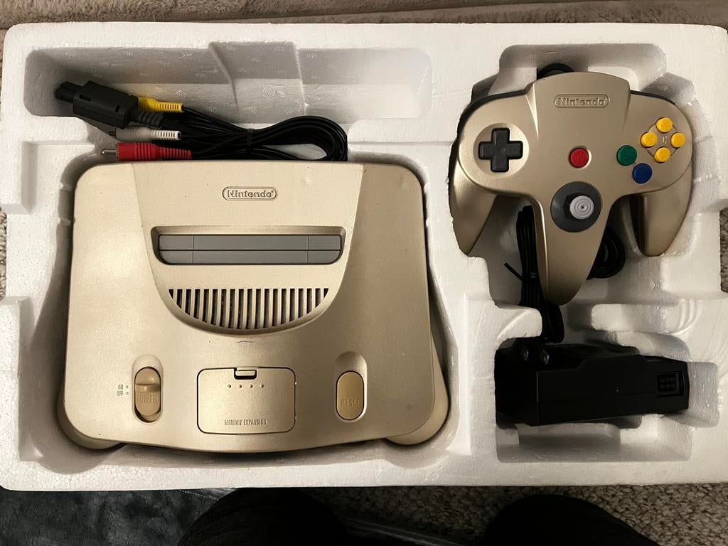 Nintendo 64 gold limited edition, Ophalen of Verzenden, Zo goed als nieuw, Met 1 controller, Met geheugenkaart