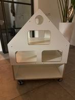 Houten poppenhuis op wielen.  Nog zeer mooi, Ophalen, Zo goed als nieuw, Poppenhuis