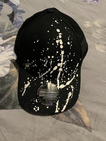 Pet (domination) zwart met wit beschikbaar voor biedingen