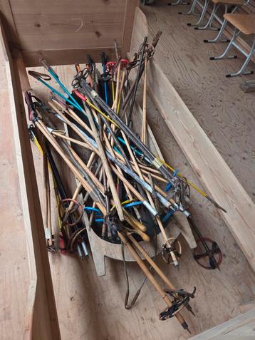 Ski's, ski stokken,sleetjes,decoraties artikelen enz beschikbaar voor biedingen