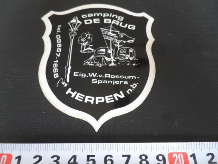 sticker Herpen N.B. Camping DE BRUG W. v. Rossum - Spanjers, Verzamelen, Stickers, Zo goed als nieuw, Bedrijf of Vereniging, Ophalen