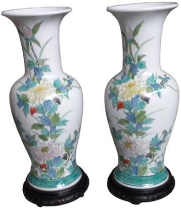 vintage paar Oosterse vazen beschikbaar voor biedingen