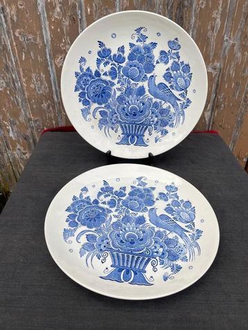 2 oude Delfts blauwe wandborden ; De Delftsche Schouwe. beschikbaar voor biedingen
