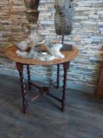 Oud eiken bijzettafel met gedraaide poten, Huis en Inrichting, Tafels | Bijzettafels, Gebruikt, Rond, 55 tot 75 cm, Hout
