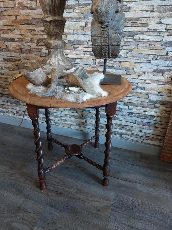 Oud eiken bijzettafel met gedraaide poten, Huis en Inrichting, Tafels | Bijzettafels, Gebruikt, Rond, 45 tot 60 cm, 55 tot 75 cm