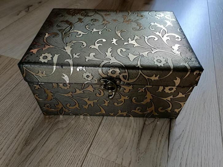 Goud kleurig stoffen sierraden kistje met kopere sluiting., Sieraden, Tassen en Uiterlijk, Overige Accessoires, Zo goed als nieuw