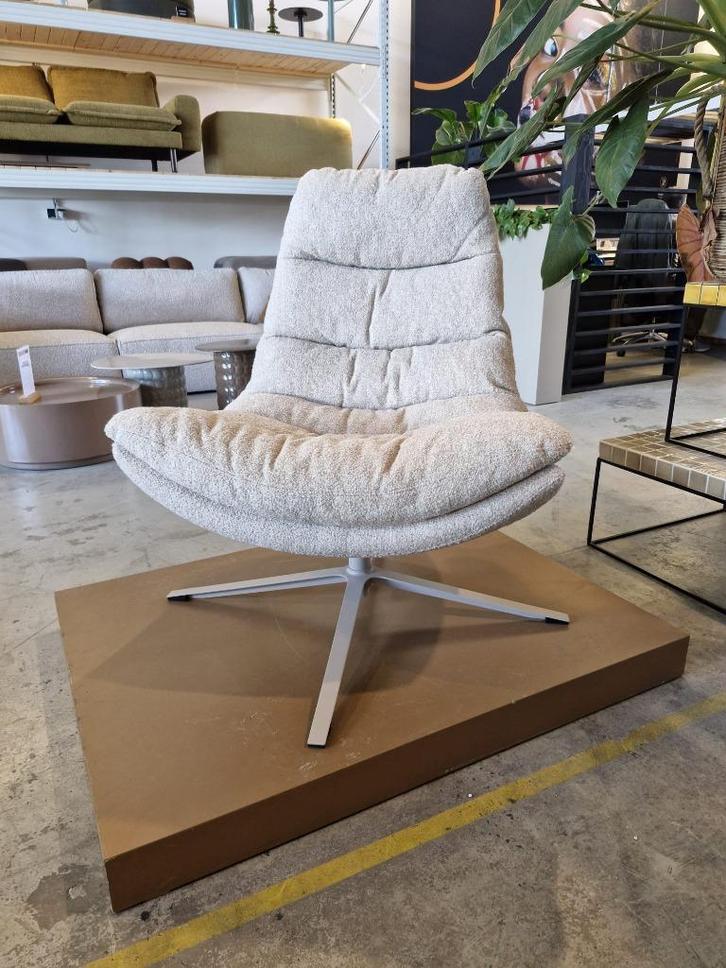 Draai fauteuil in zachte bouclé stof met beige poot NIEUW, Huis en Inrichting, Fauteuils, Nieuw, Stof, 75 tot 100 cm, 75 tot 100 cm