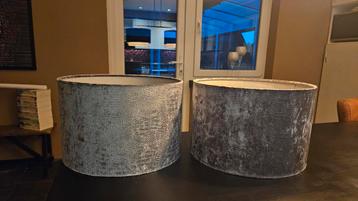 2 grote fluweel zachte lampenkappen zilver kleurig. beschikbaar voor biedingen