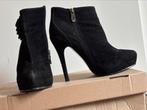 Zwarte suède enkellaarsjes – maat 37 – met roosdetail, Kleding | Dames, Schoenen, Ophalen of Verzenden, Zo goed als nieuw, Zwart