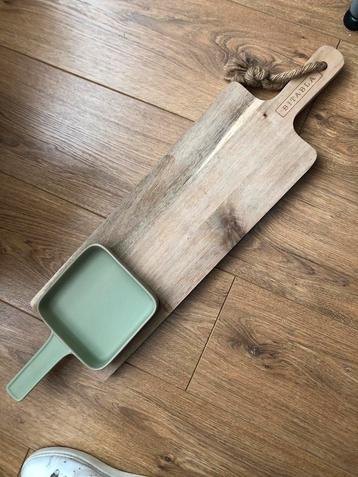 Houten plank voor hapjes plus een schaaltje voor sausjes beschikbaar voor biedingen