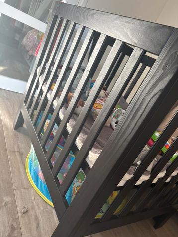 Zwarte box met alle toebehoren beschikbaar voor biedingen