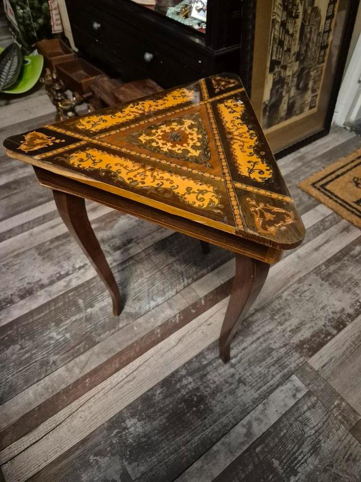 Vintage Italiaans Rococo Bijzettafeltje met Muziekdoos, Antiek en Kunst, Antiek | Meubels | Tafels, Ophalen of Verzenden