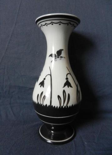 Plateel vaas zwart wit decor Silhouet C. Jonker Gouda c 1955 beschikbaar voor biedingen