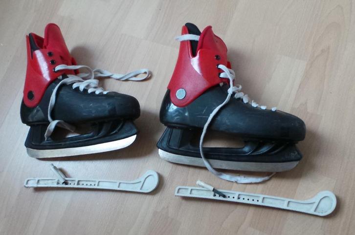 Surprise? IJshockey: IJshockeyschaatsen + beschermers  mt 42, Sport en Fitness, IJshockey, Gebruikt, Schaatsen, Ophalen