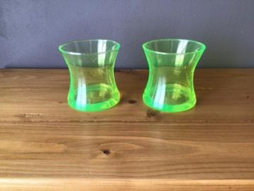 Twee leuke vaasjes van uraniumglas beschikbaar voor biedingen