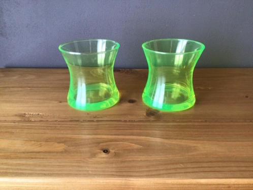 Twee leuke vaasjes van uraniumglas, Antiek en Kunst, Antiek | Glas en Kristal, Ophalen of Verzenden