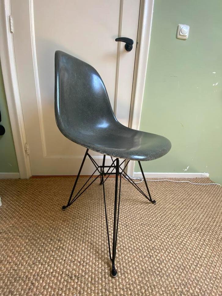 Eames Modernica Stoel Elephant Grey Eiffel, Huis en Inrichting, Stoelen, Gebruikt, Eén, Kunststof, Grijs, Verzenden