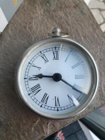 Mooie grote werkende zware klok, iets groter dan een zakhorl beschikbaar voor biedingen