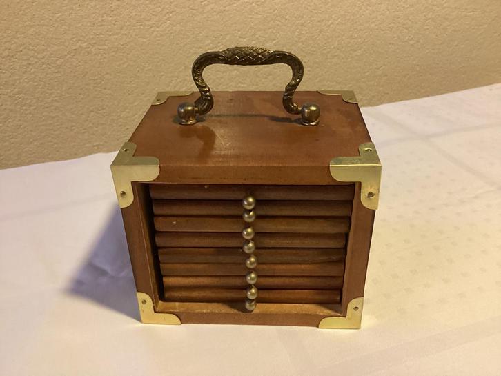 Retro 8 Onderzetters in Houten Kistje met Messing Beslag, Huis en Inrichting, Woonaccessoires | Onderzetters, Zo goed als nieuw