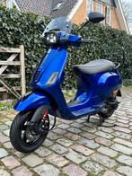 Vespa S50 4T 4V - San Marino Blue - Akrapovic, Fietsen en Brommers, Scooters | Vespa, Ophalen, Zo goed als nieuw