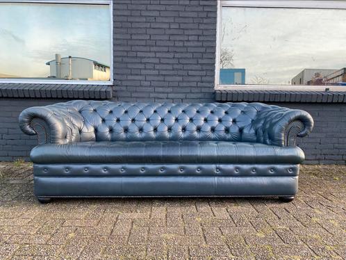 Chesterfield bank jeans blauw geknoopte zitting, Huis en Inrichting, Banken | Voetenbanken en Poefen, Gebruikt, 125 cm of meer