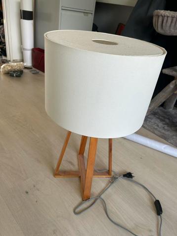 Leuke houten lamp beschikbaar voor biedingen